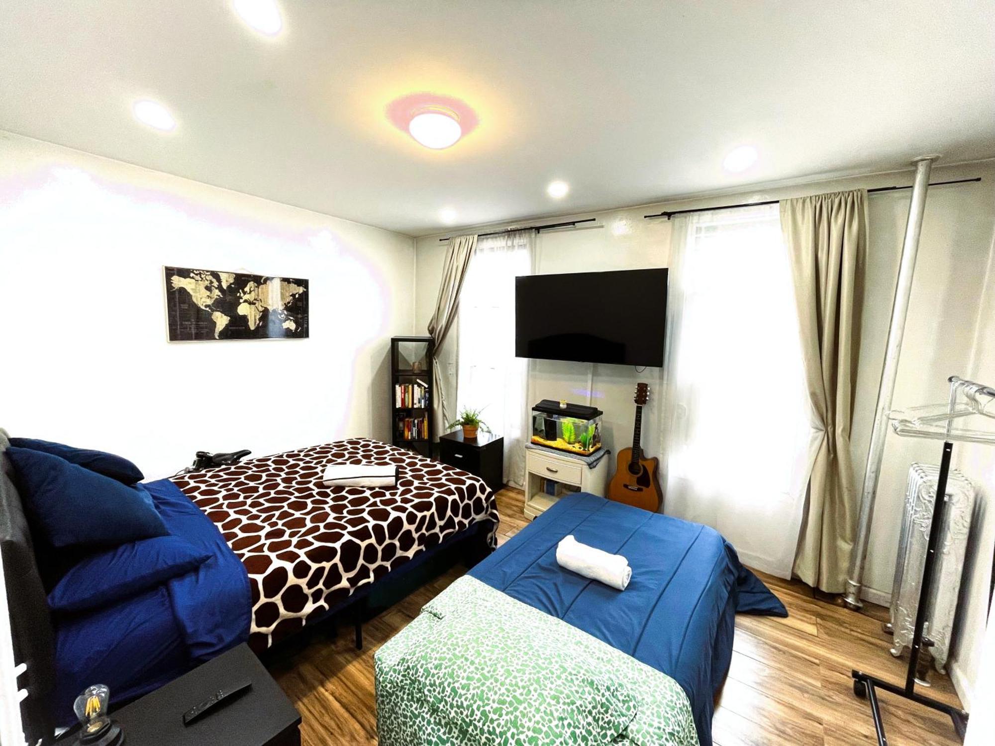 Apartment Amazing Ground Floor 2 Bedrooms In Nyc Subway Crossing The Street And One Station To Manhattan *