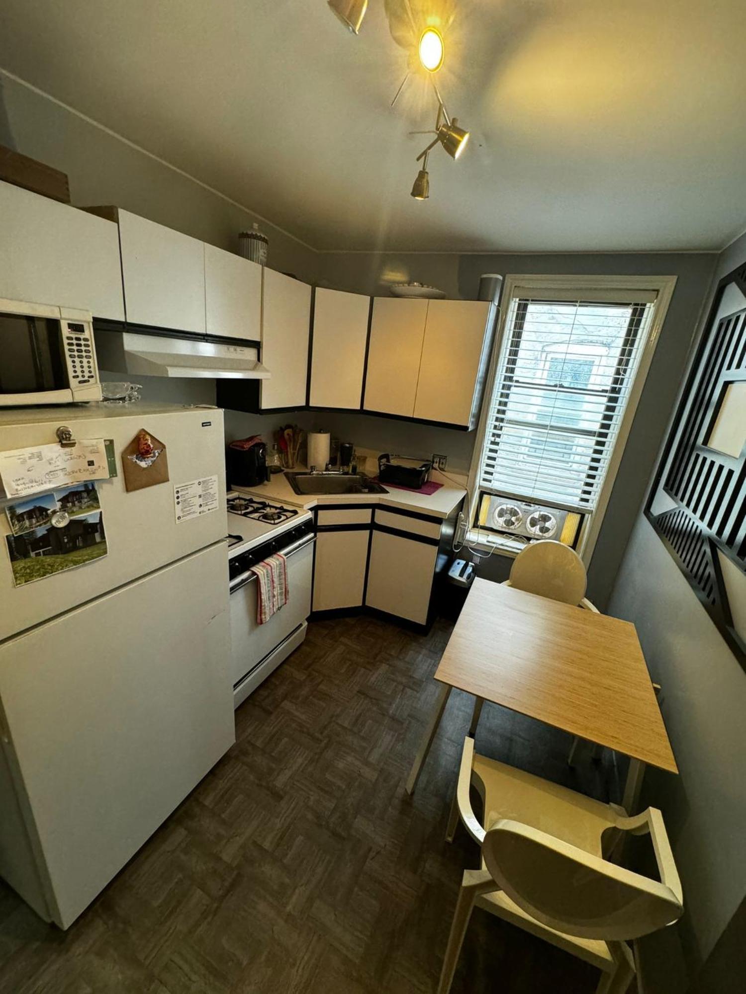 Apartment Fancy Subway Crossing Street - Location New York