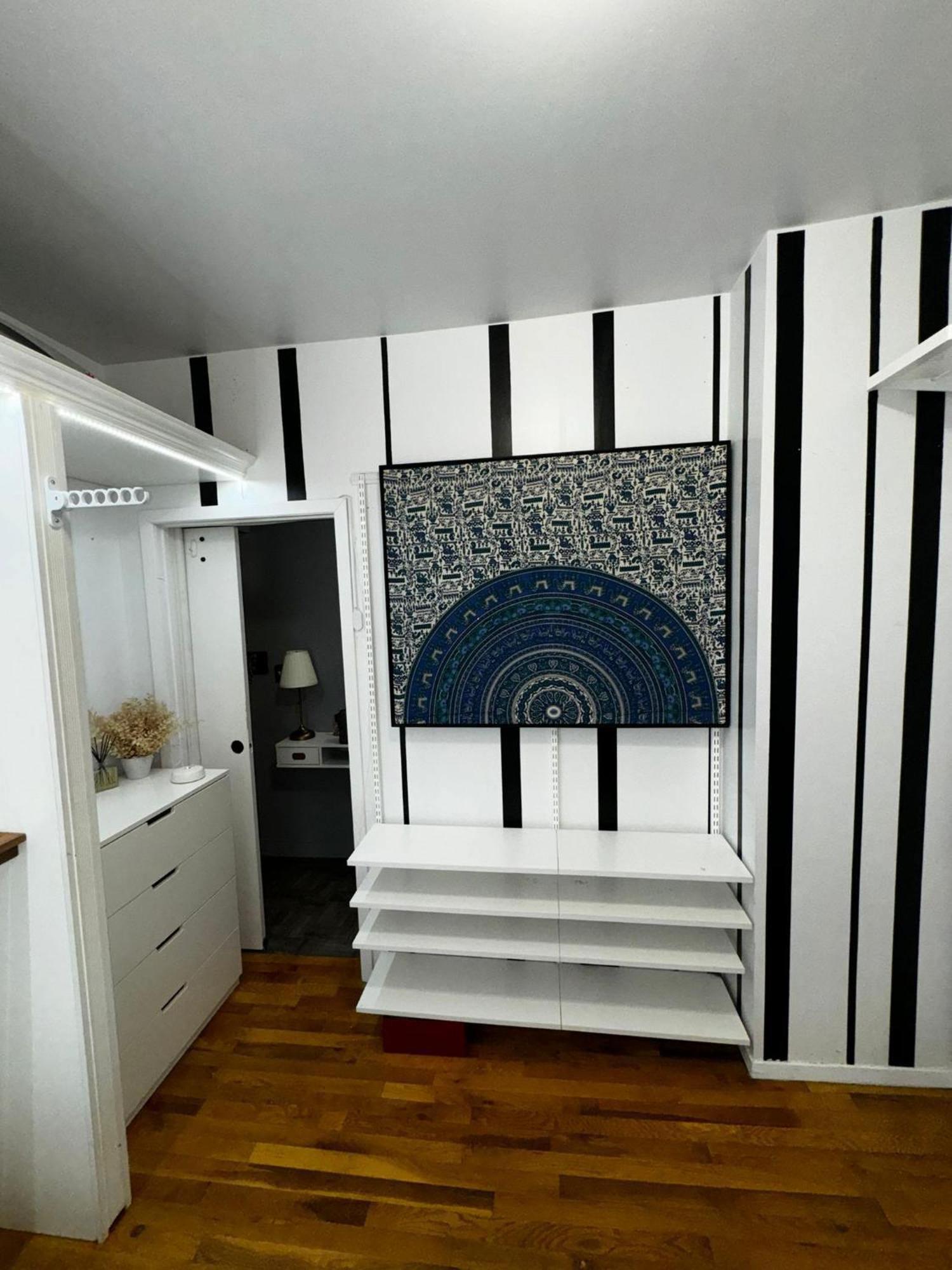 Apartment Fancy Subway Crossing Street - Location New York