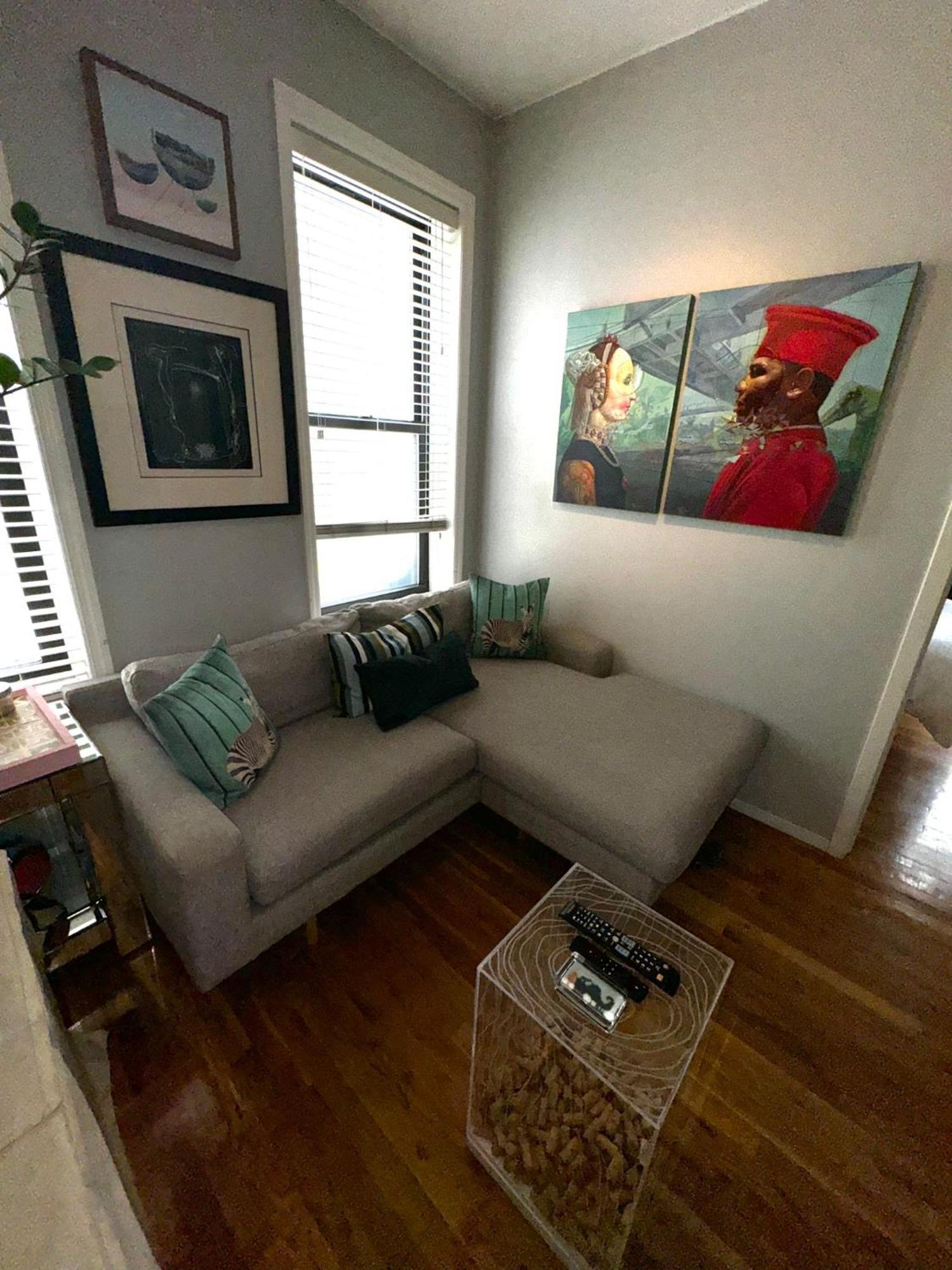 Apartment Fancy Subway Crossing Street - Location *