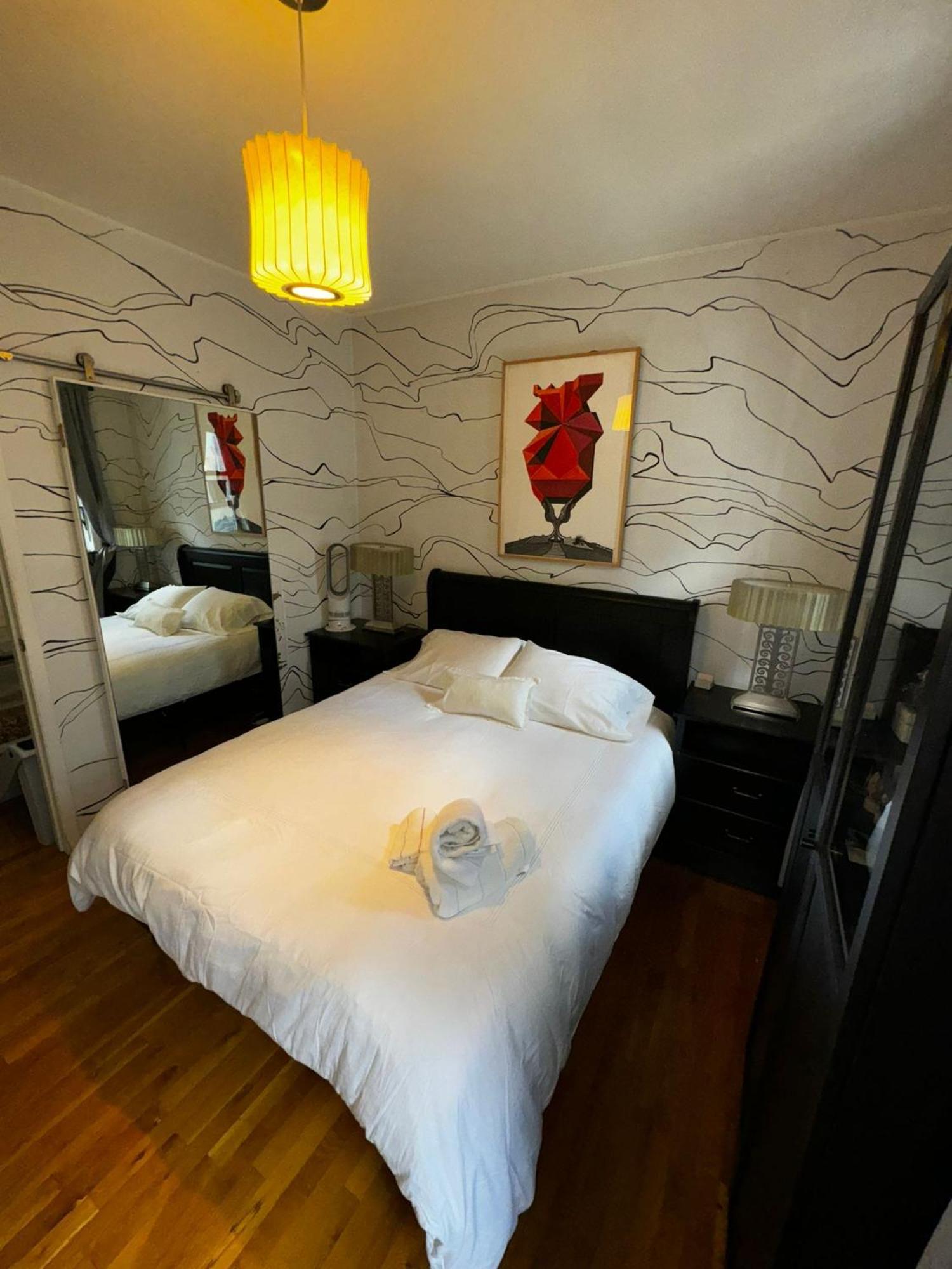 Fancy Subway Crossing Street - Location Apartment New York