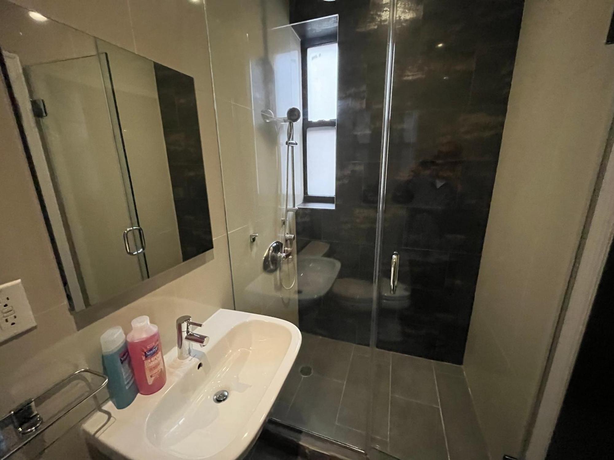 3 Bedroom, Central Location In Manhattan!! *