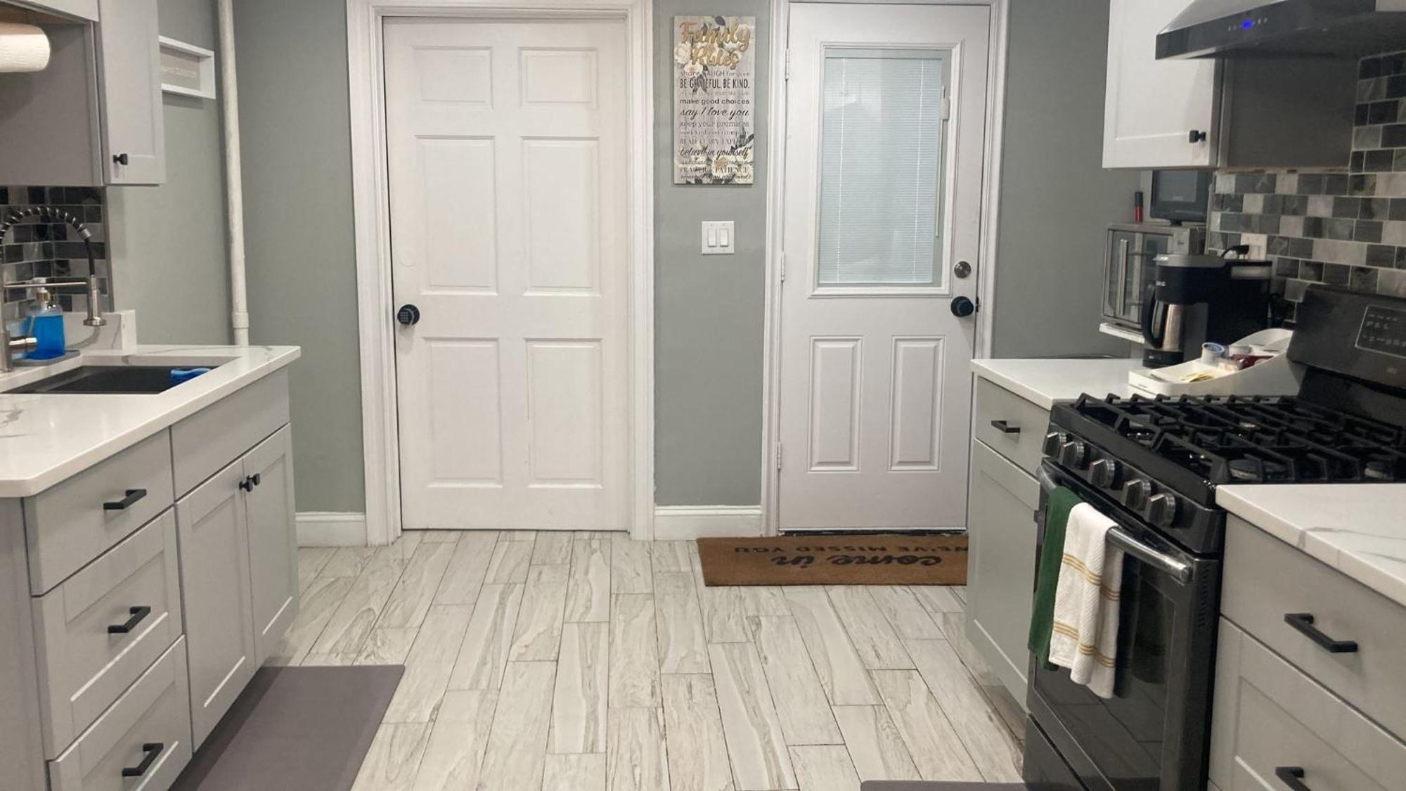 Apartment 3 Bedroom Cozy Retreat With Large Backyard