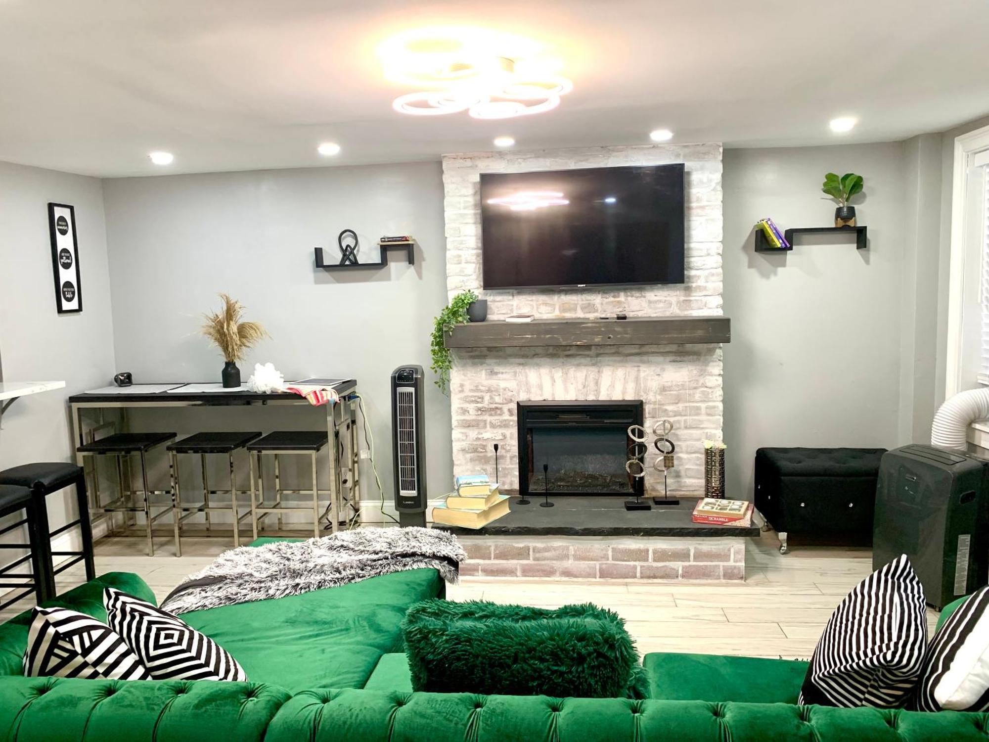 3 Bedroom Cozy Retreat With Large Backyard Apartment *