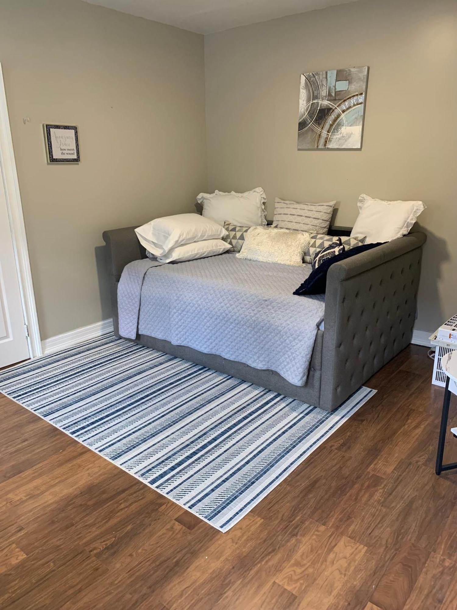3 Bedroom Cozy Retreat With Large Backyard *