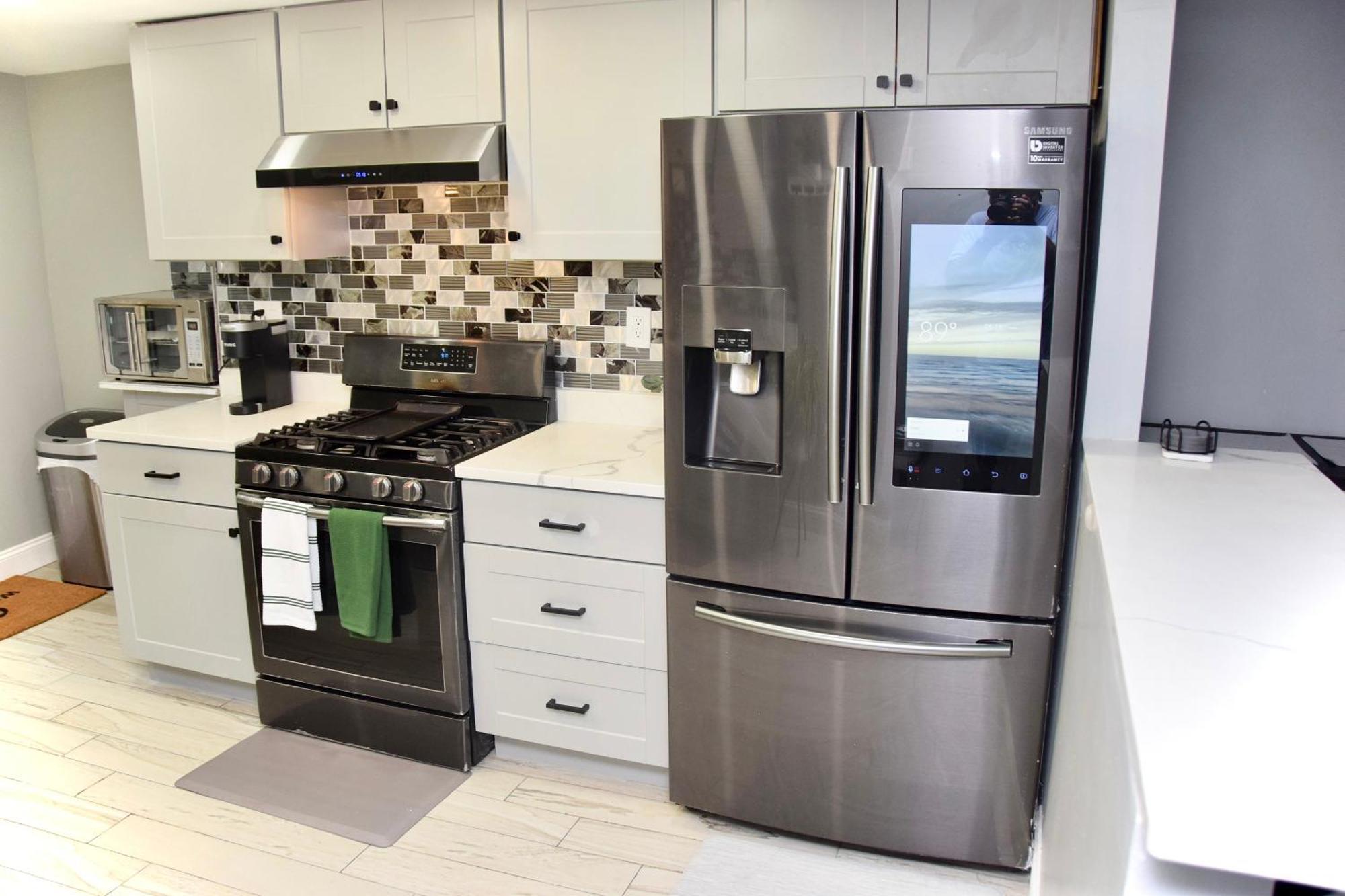 3 Bedroom Cozy Retreat With Large Backyard Apartment
