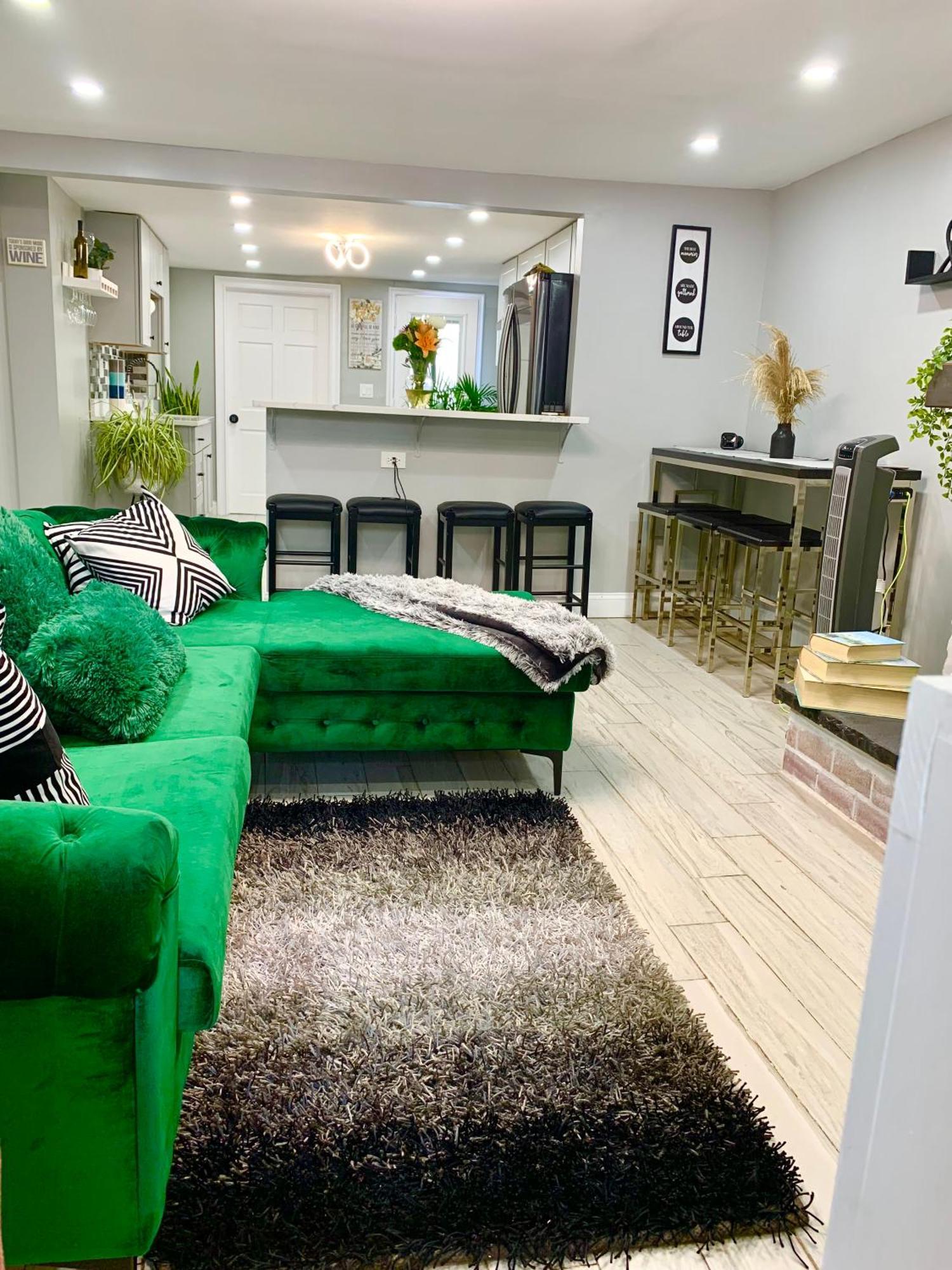 3 Bedroom Cozy Retreat With Large Backyard Apartment *