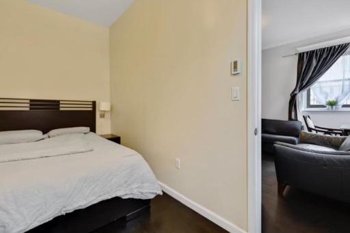 3 Bedroom, Central Location In Manhattan!! * New York