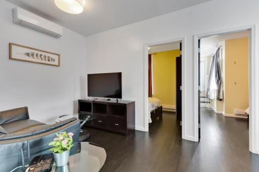 Apartment 3 Bedroom, Central Location In Manhattan!! *