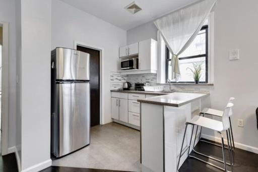 Apartment 3 Bedroom, Central Location In Manhattan!! *