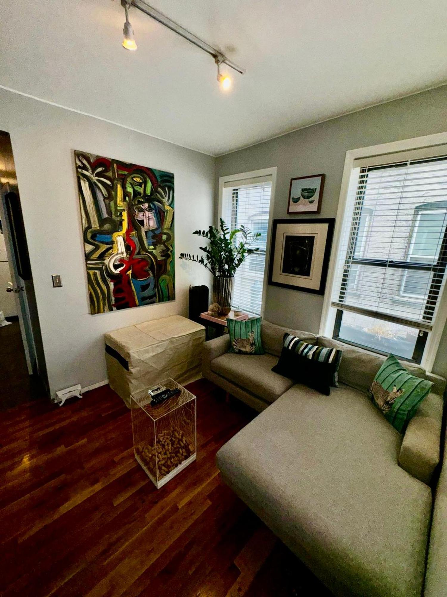 Amazing Ground Floor 2 Bedrooms In Nyc Subway Crossing The Street And One Station To Manhattan New York