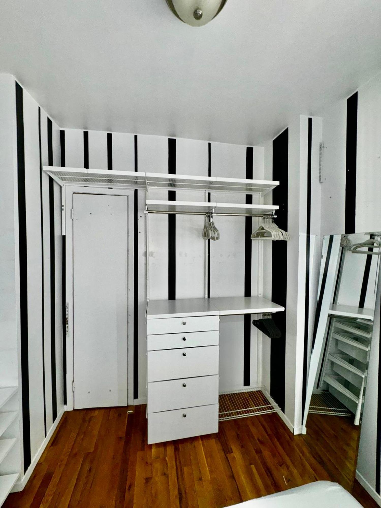 Amazing Ground Floor 2 Bedrooms In Nyc Subway Crossing The Street And One Station To Manhattan New York