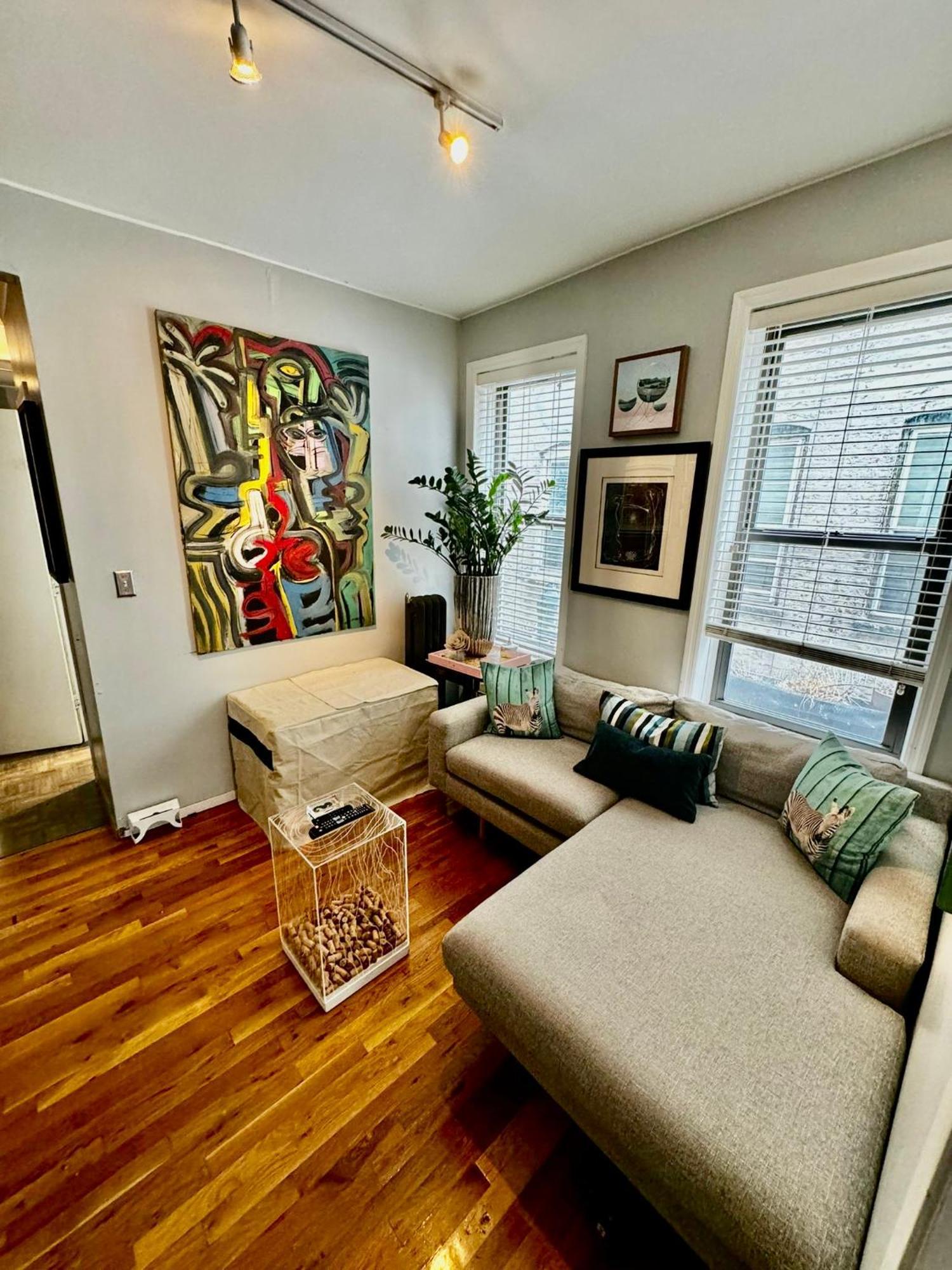 Amazing Ground Floor 2 Bedrooms In Nyc Subway Crossing The Street And One Station To Manhattan * New York