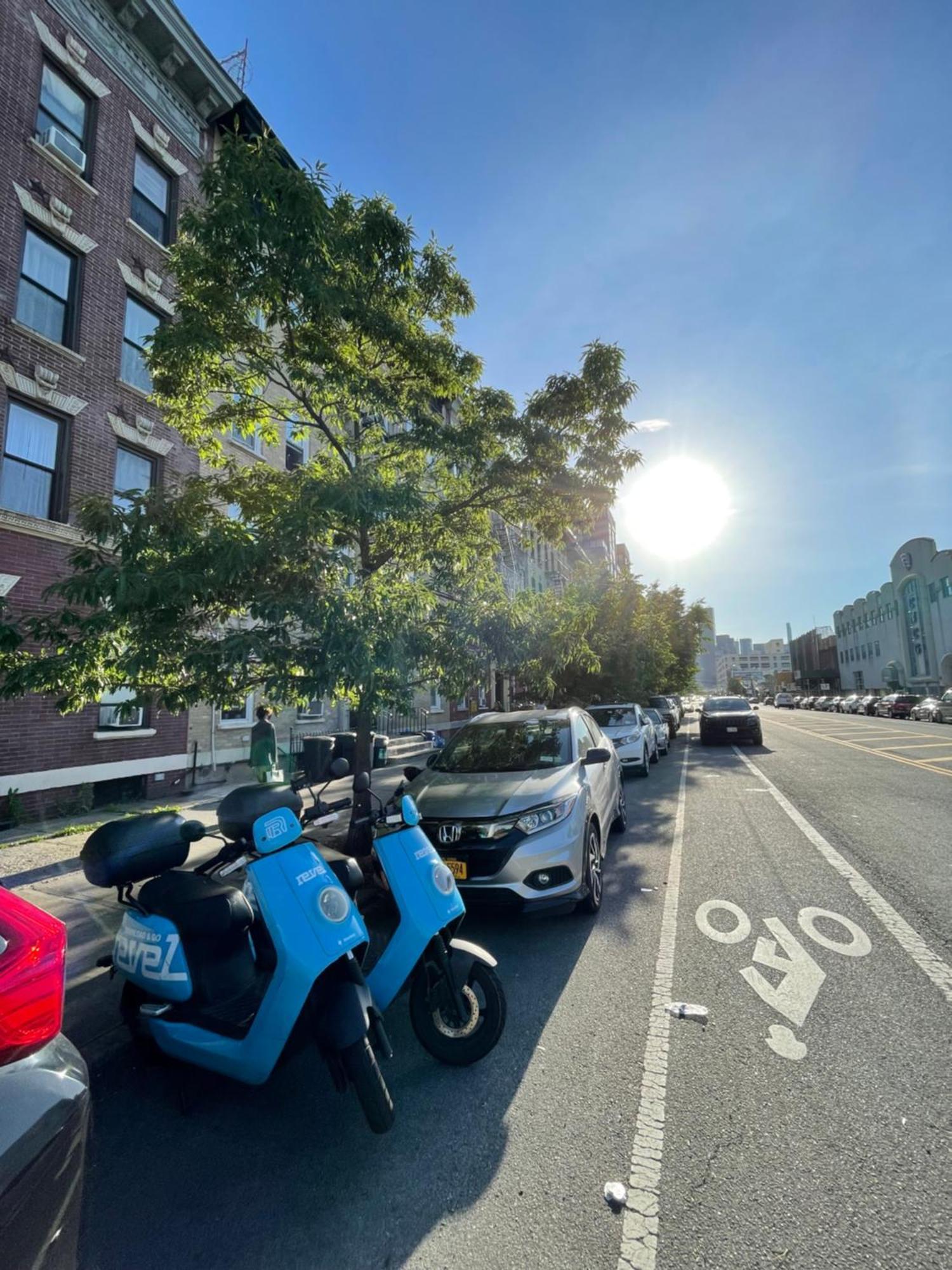 Amazing Ground Floor 2 Bedrooms In Nyc Subway Crossing The Street And One Station To Manhattan New York