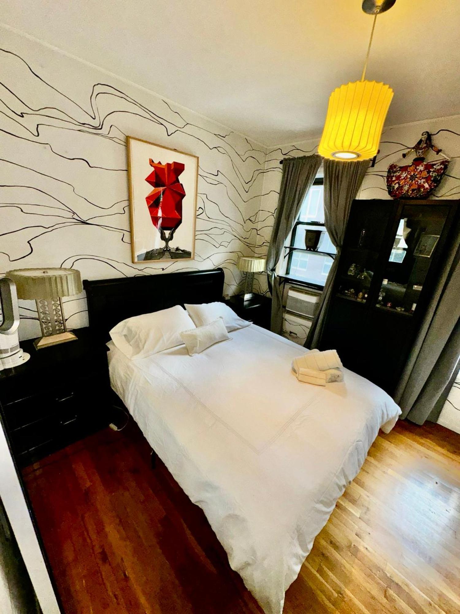 Amazing Ground Floor 2 Bedrooms In Nyc Subway Crossing The Street And One Station To Manhattan * New York