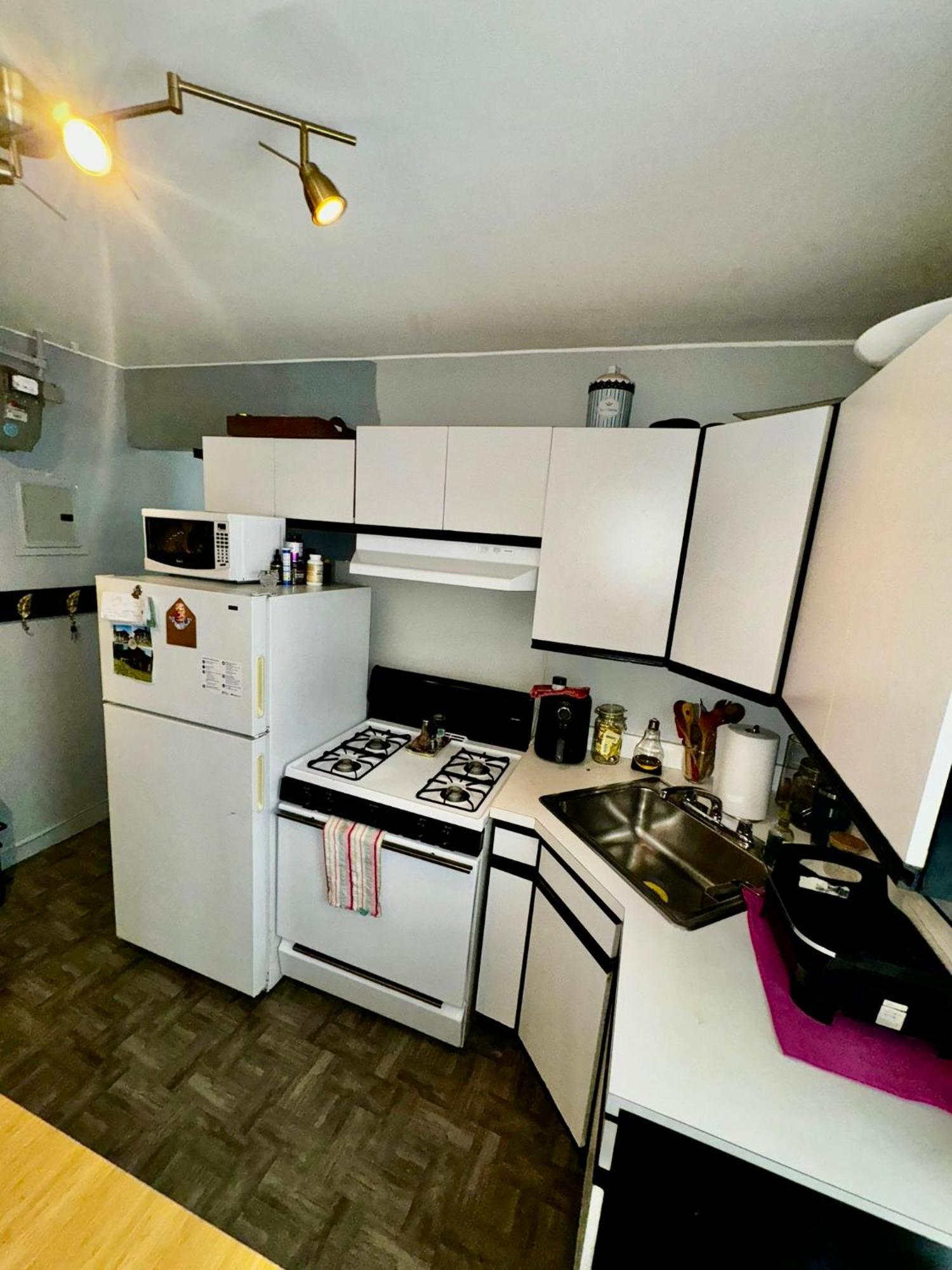 Amazing Ground Floor 2 Bedrooms In Nyc Subway Crossing The Street And One Station To Manhattan Apartment New York