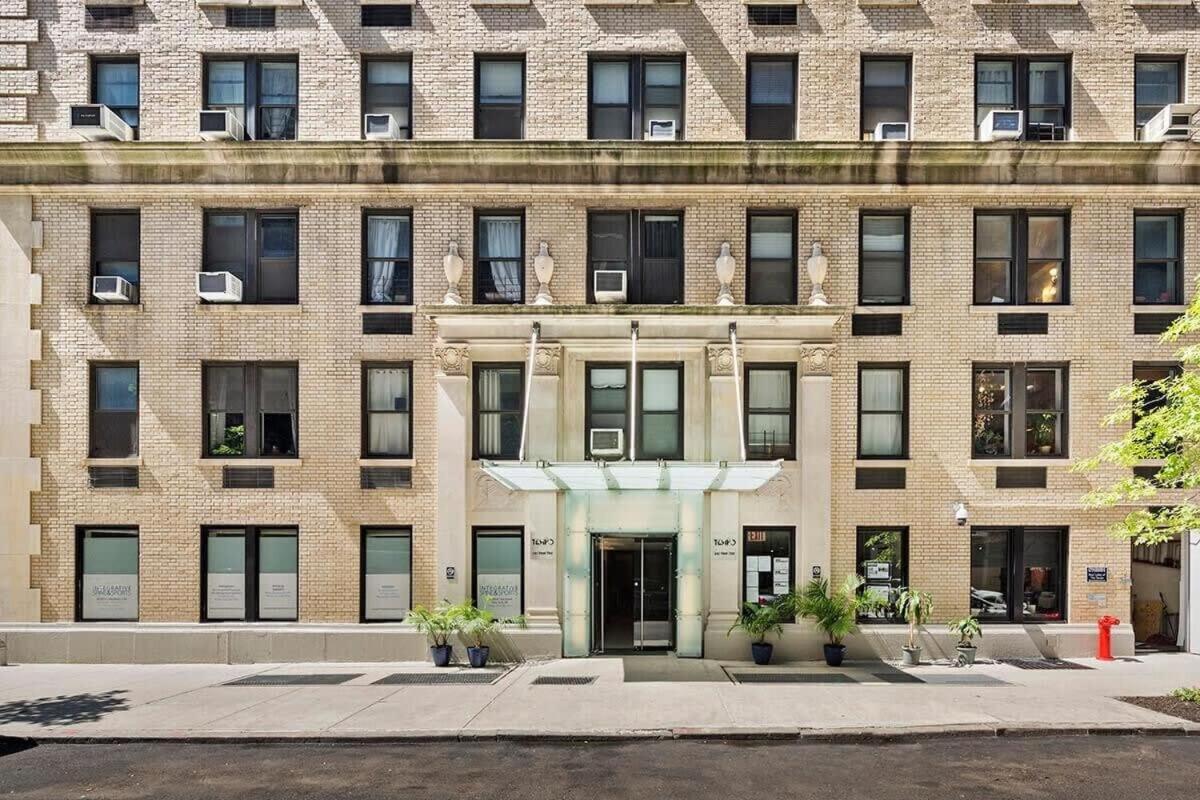 73-1111 New Uws Doorman Gym Apartment *