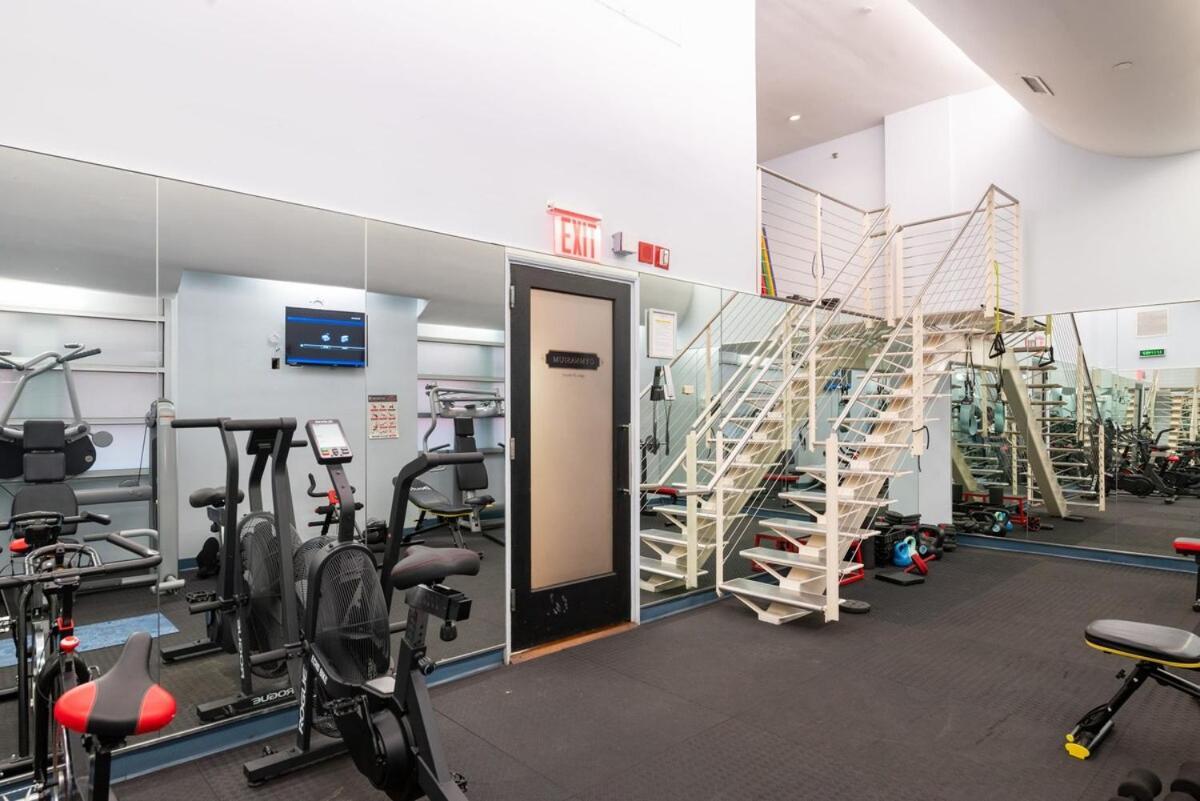 Cozy 2br With Gym And Walk To Times Square New York