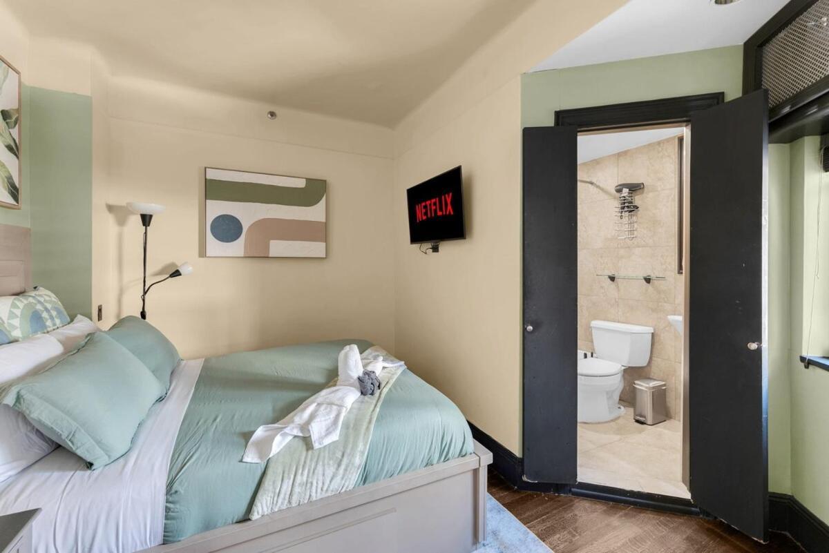 Cozy 2br With Gym And Walk To Times Square * New York