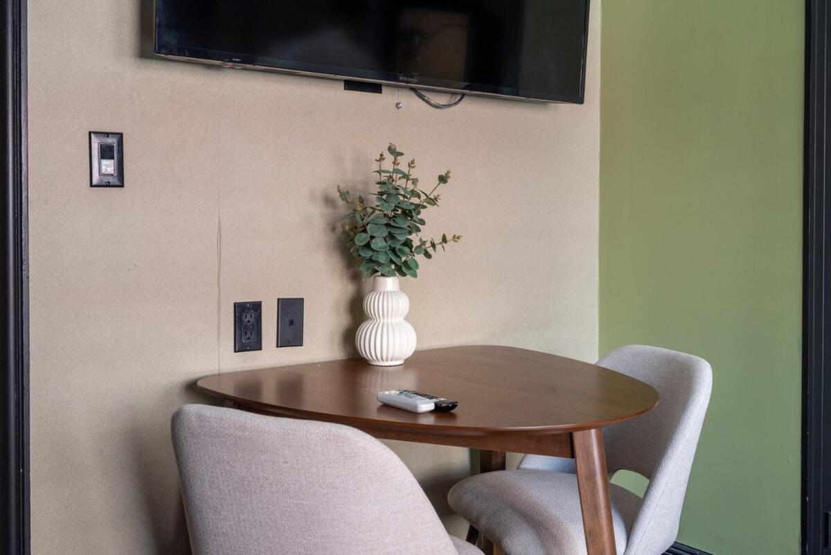 Cozy 2br With Gym And Walk To Times Square * New York
