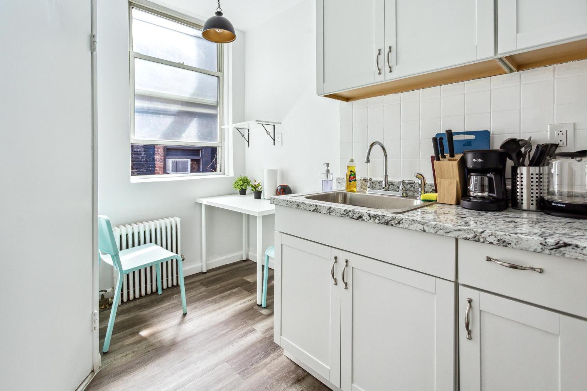 3 Bedroom Family In Hells Kitchen Apartment *