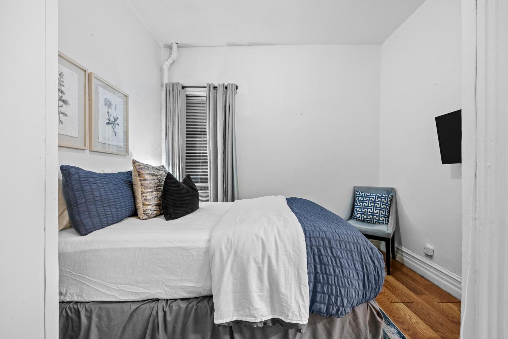 Quaint 2br Walk To Time Square Apartment *