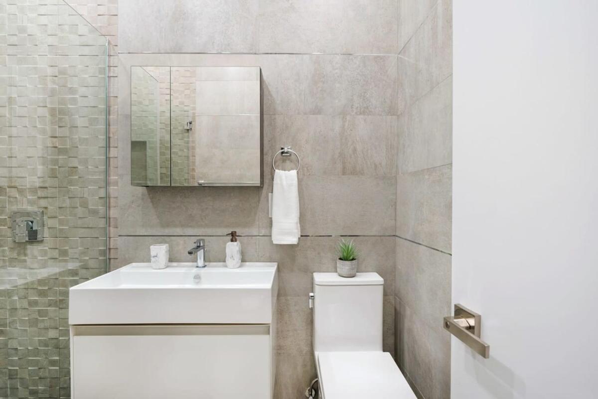 317-1d New 2br Duplex Wd Private Backyard New York