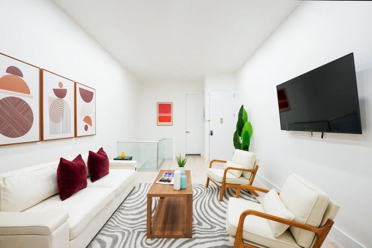317-1d New 2br Duplex Wd Private Backyard Apartment *
