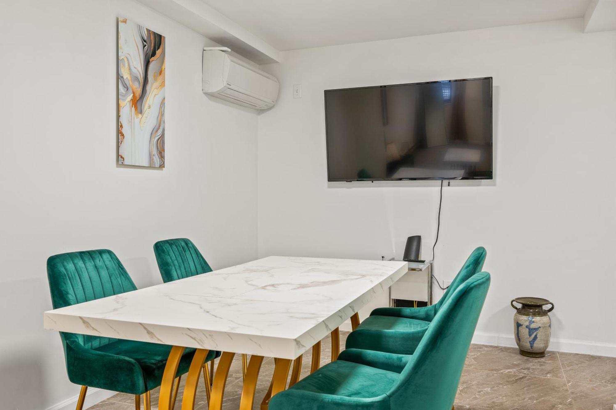Hotel Active Park East 3bedrooms 2 Bathrooms 1700 Sf *