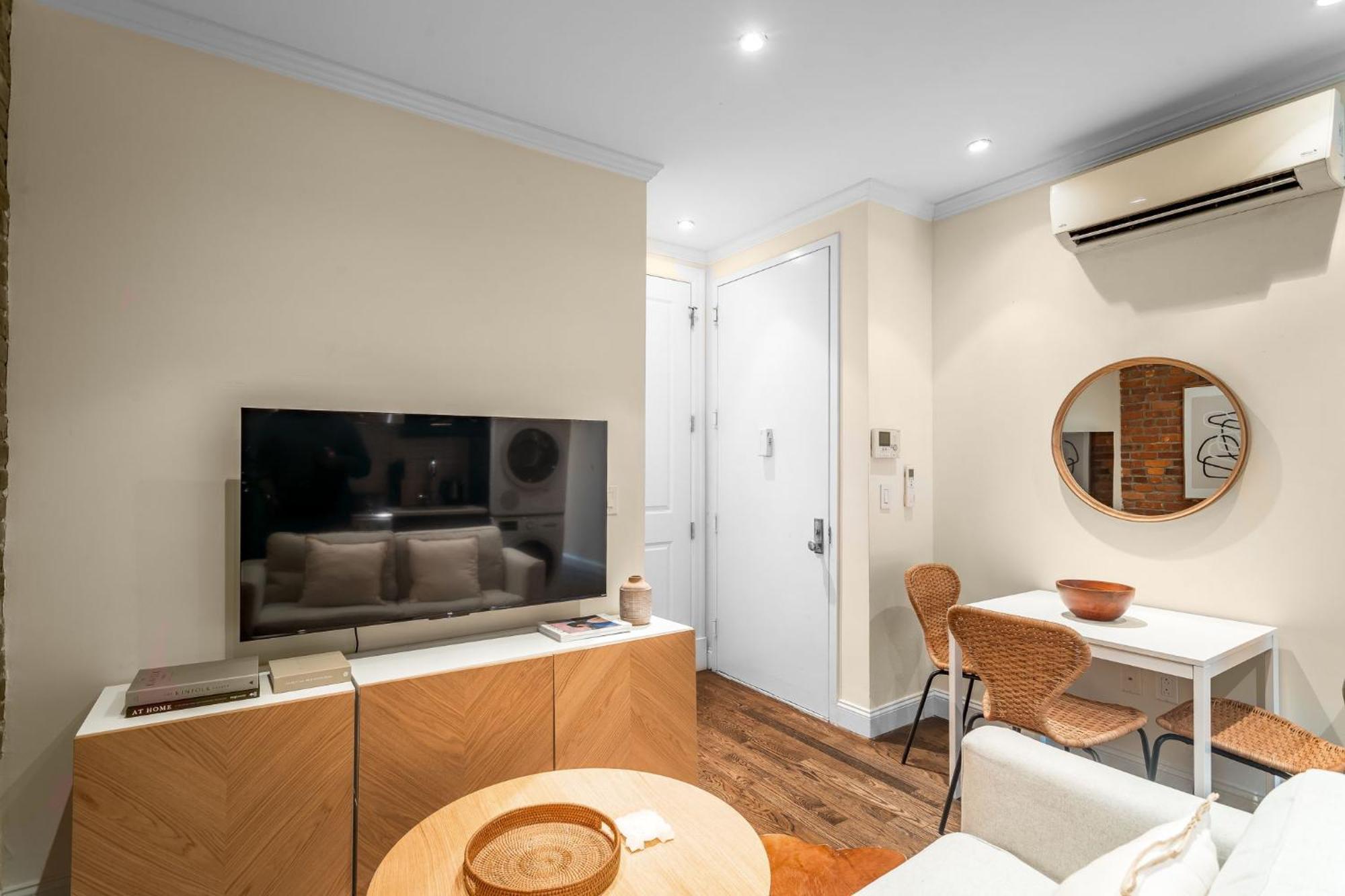 Charming Near The Guggenheim With Shared Bath Homestay