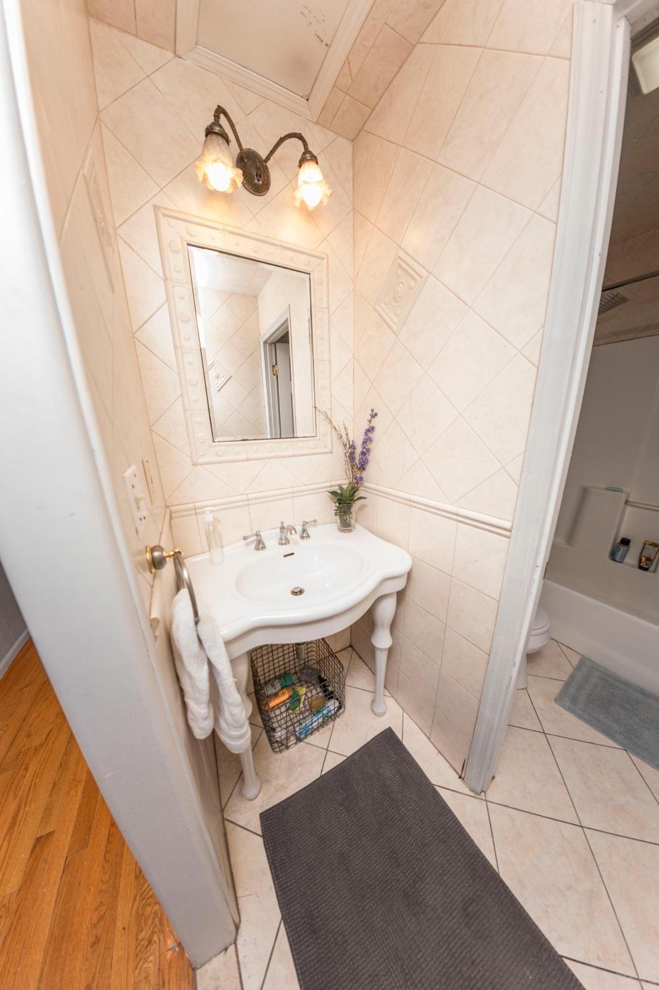 Ground Floor Williamsburg Private Bedroom Near Subway Homestay *