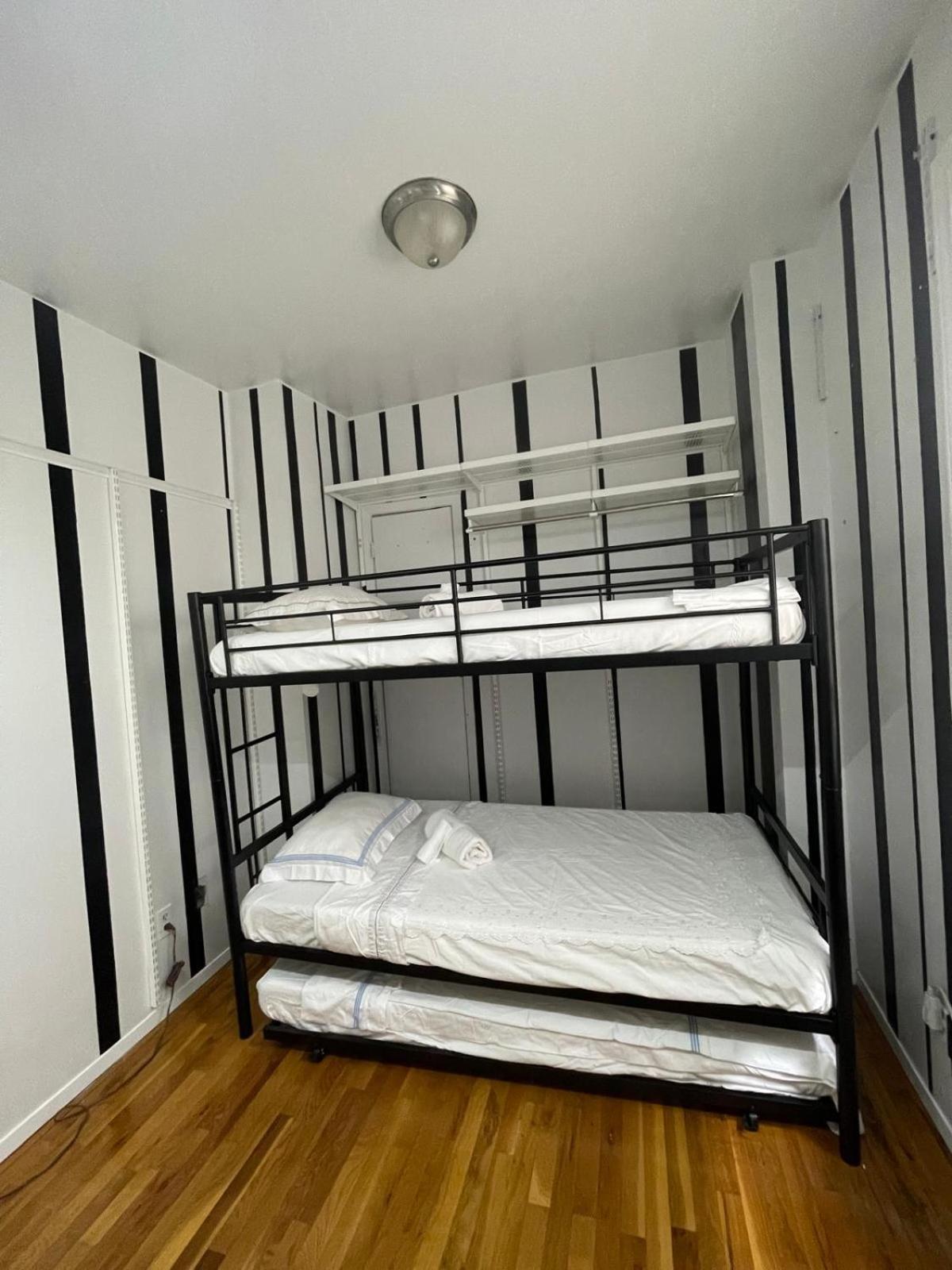 Amazing Ground Floor 2 Bedrooms In Nyc Subway Crossing The Street And One Station To Manhattan Apartment New York
