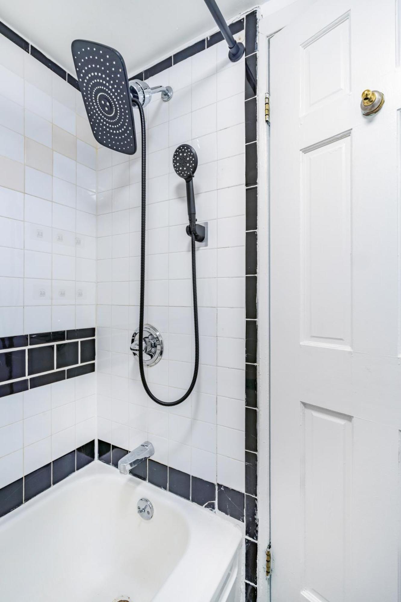 2 Bedroom Upscale Apartment *
