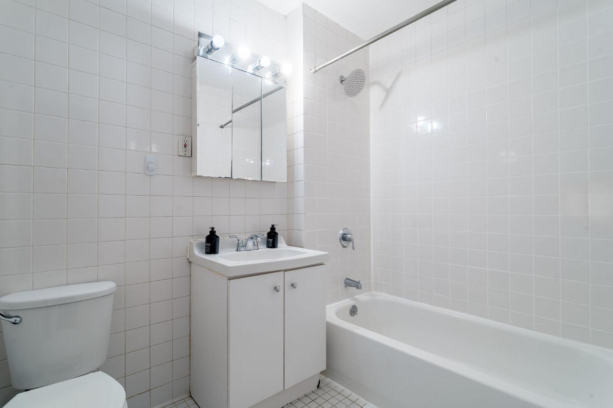 Bright 3br 1ba Retreat In Hells Kitchen Steps From Times Square Apartment *