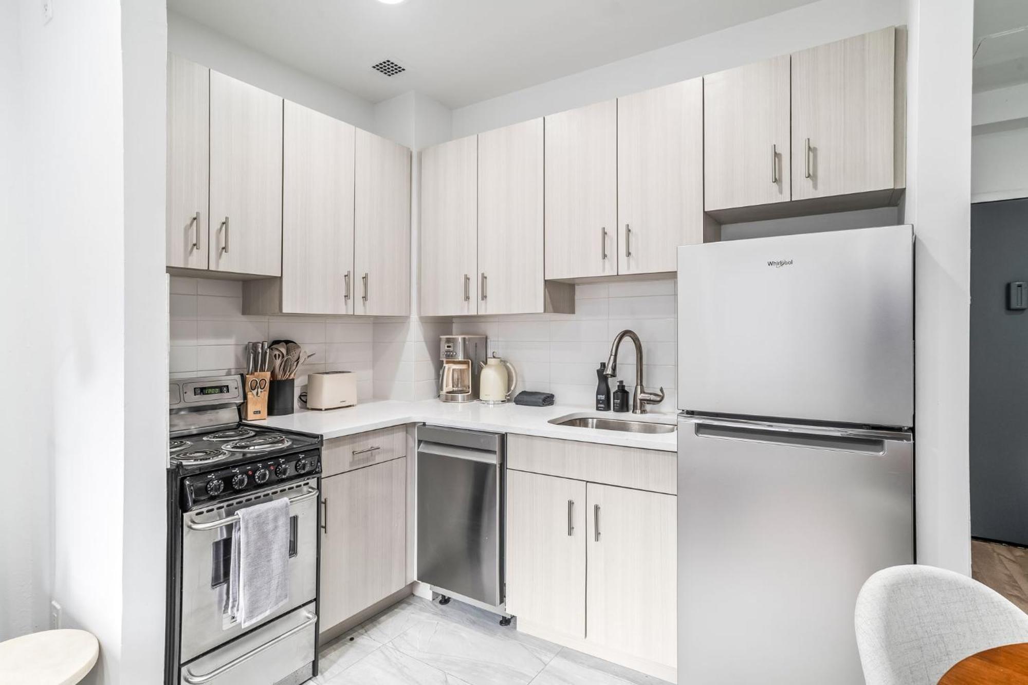 Modern Chic 2br 1ba In Vibrant Murray Hill Apartment