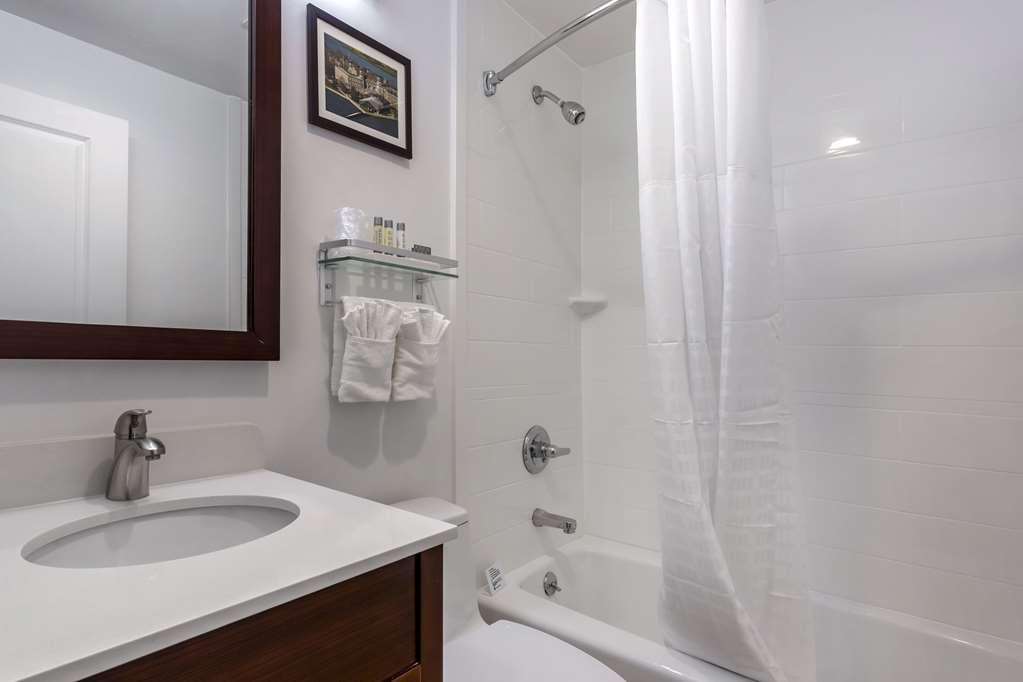 Avion Near Lga Airport, Ascend Collection *