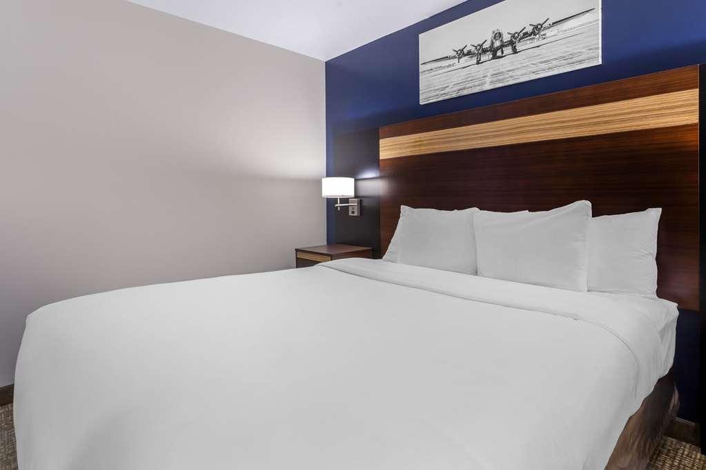 Avion Near Lga Airport, Ascend Collection