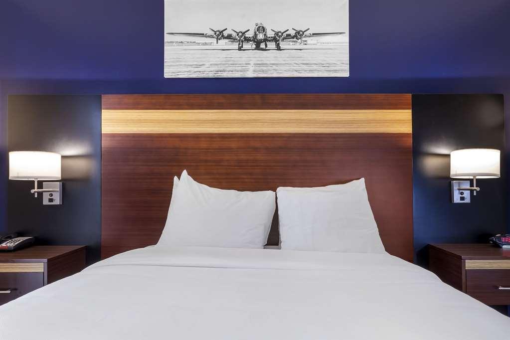 Avion Near Lga Airport, Ascend Collection *