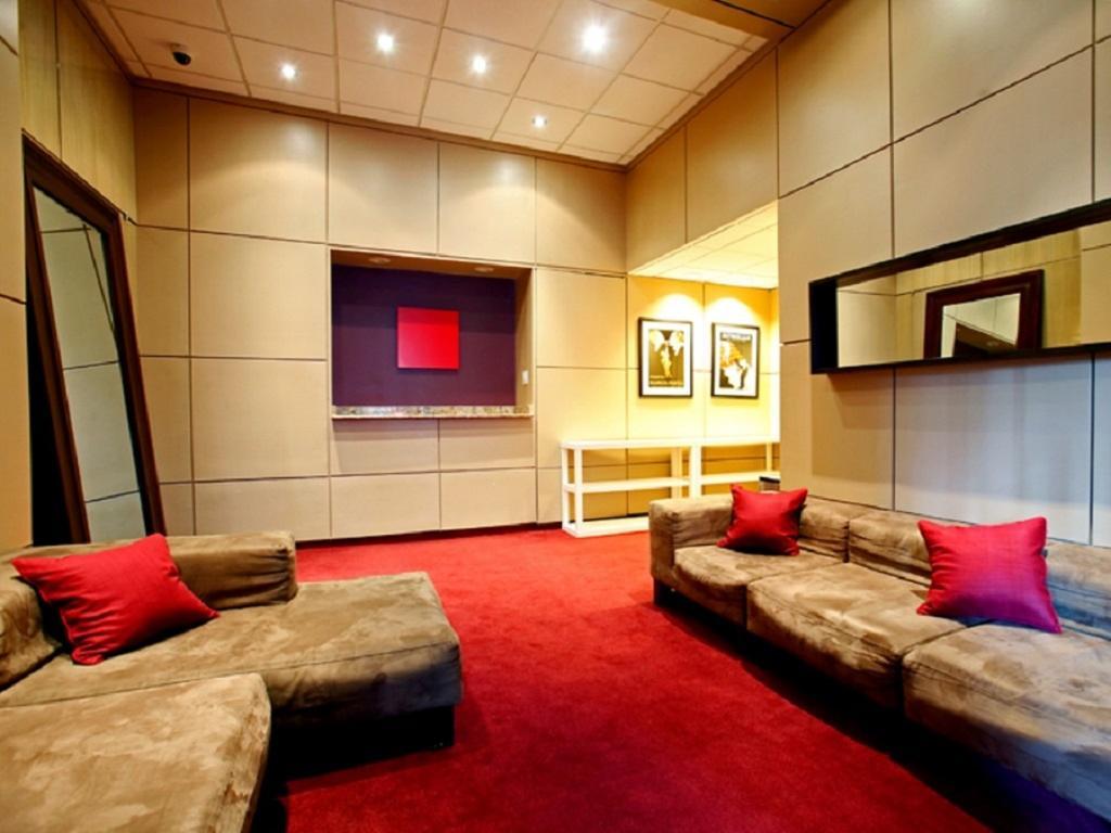 Global Luxury At Ritz Plaza