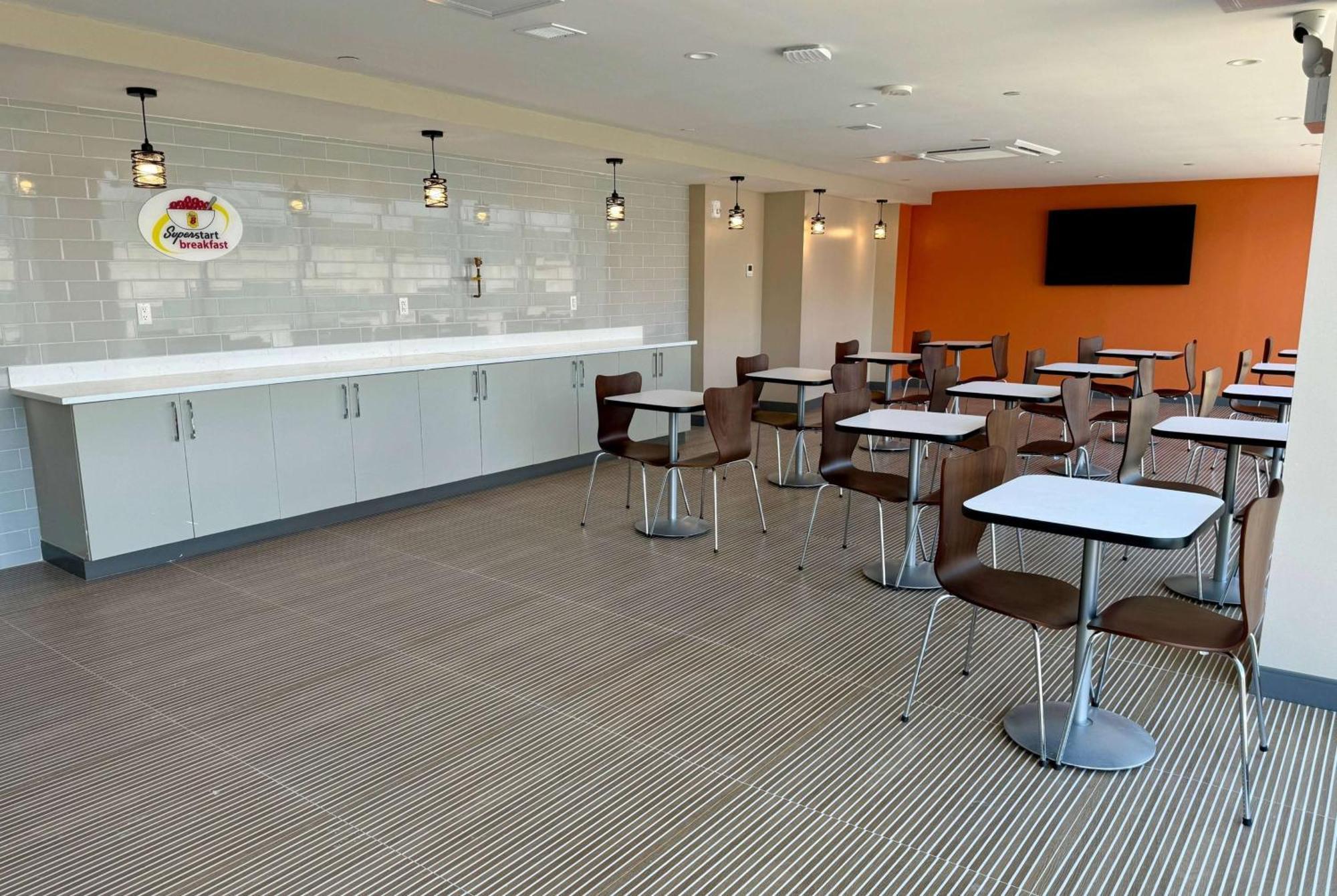 Super 8 By Wyndham Bronx Near Stadium *