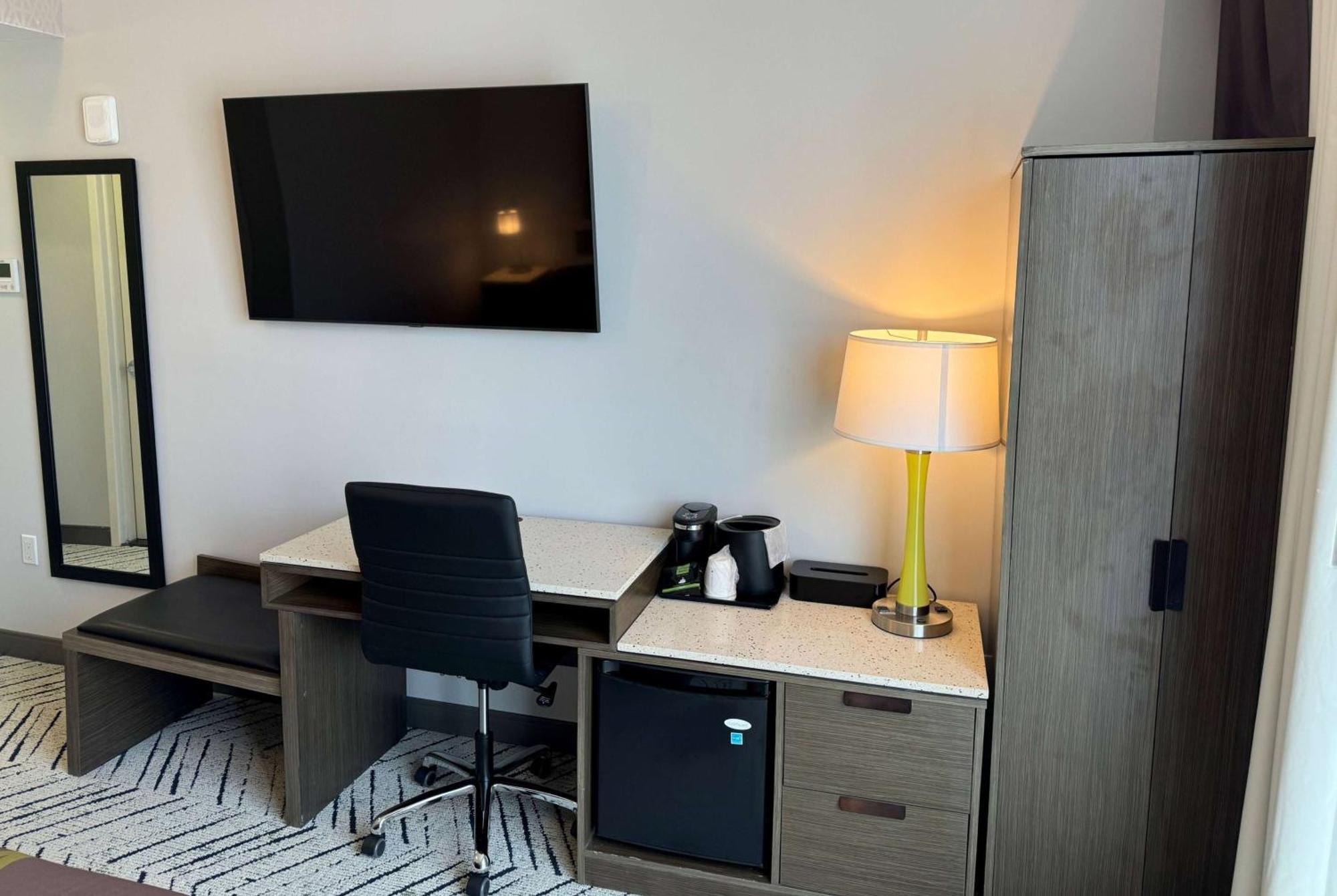 Super 8 By Wyndham Bronx Near Stadium Hotel