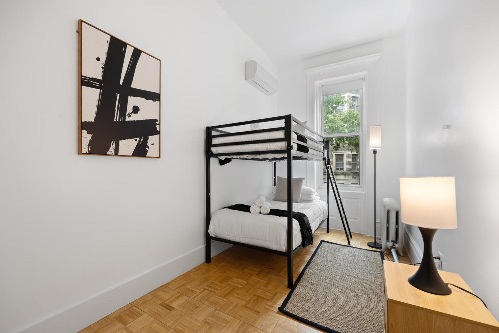 Prime Location 2 Bdr Loft With Patio, Steps To Subway At 