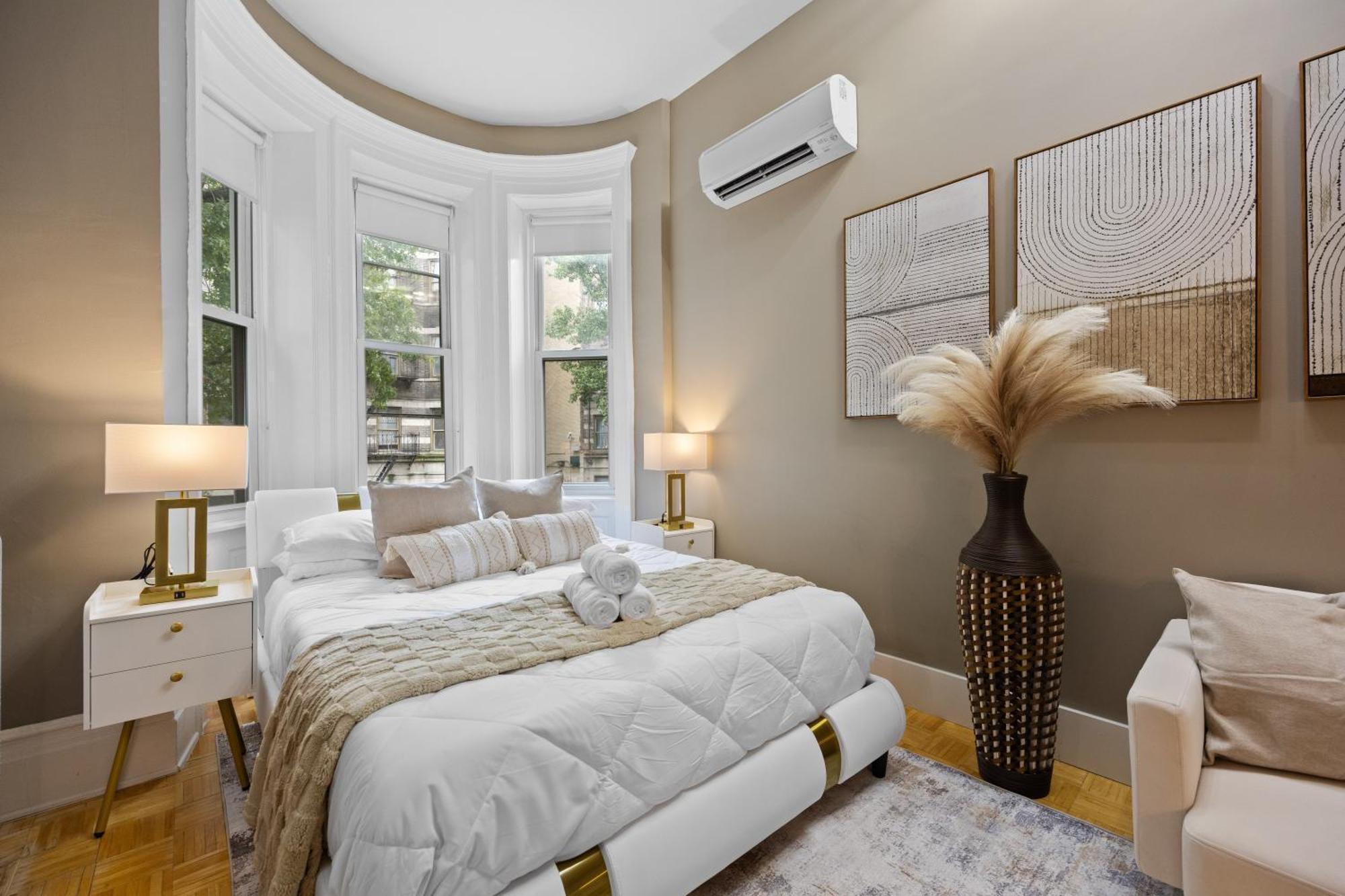 Prime Location 2 Bdr Loft With Patio, Steps To Subway At 