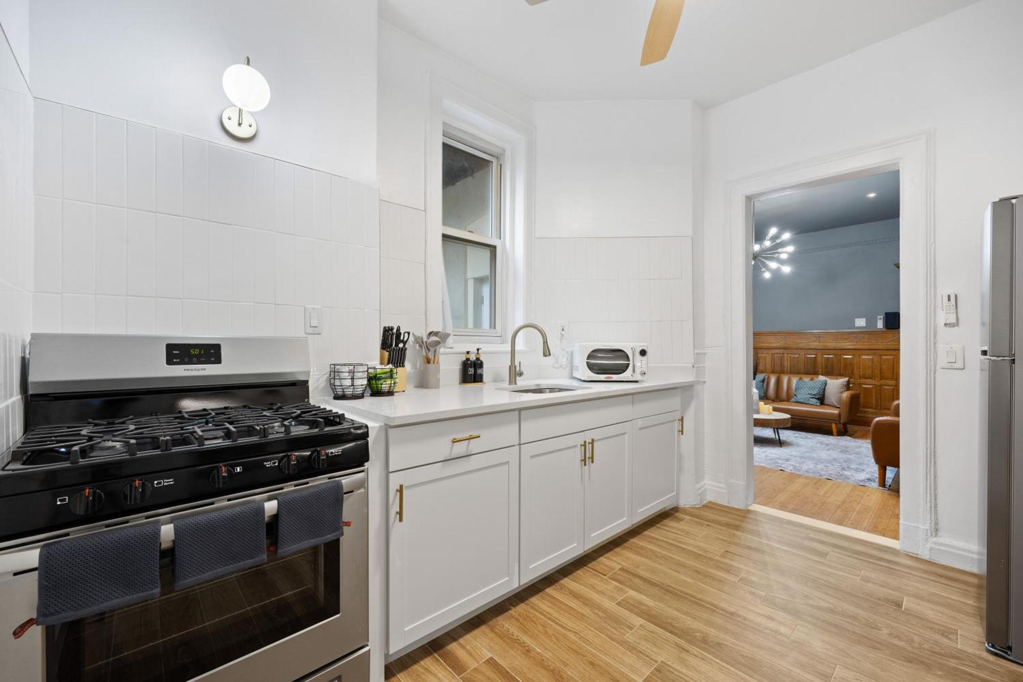 1 Min To Subway, King Bed Luxurious Airy Space Patio At 
