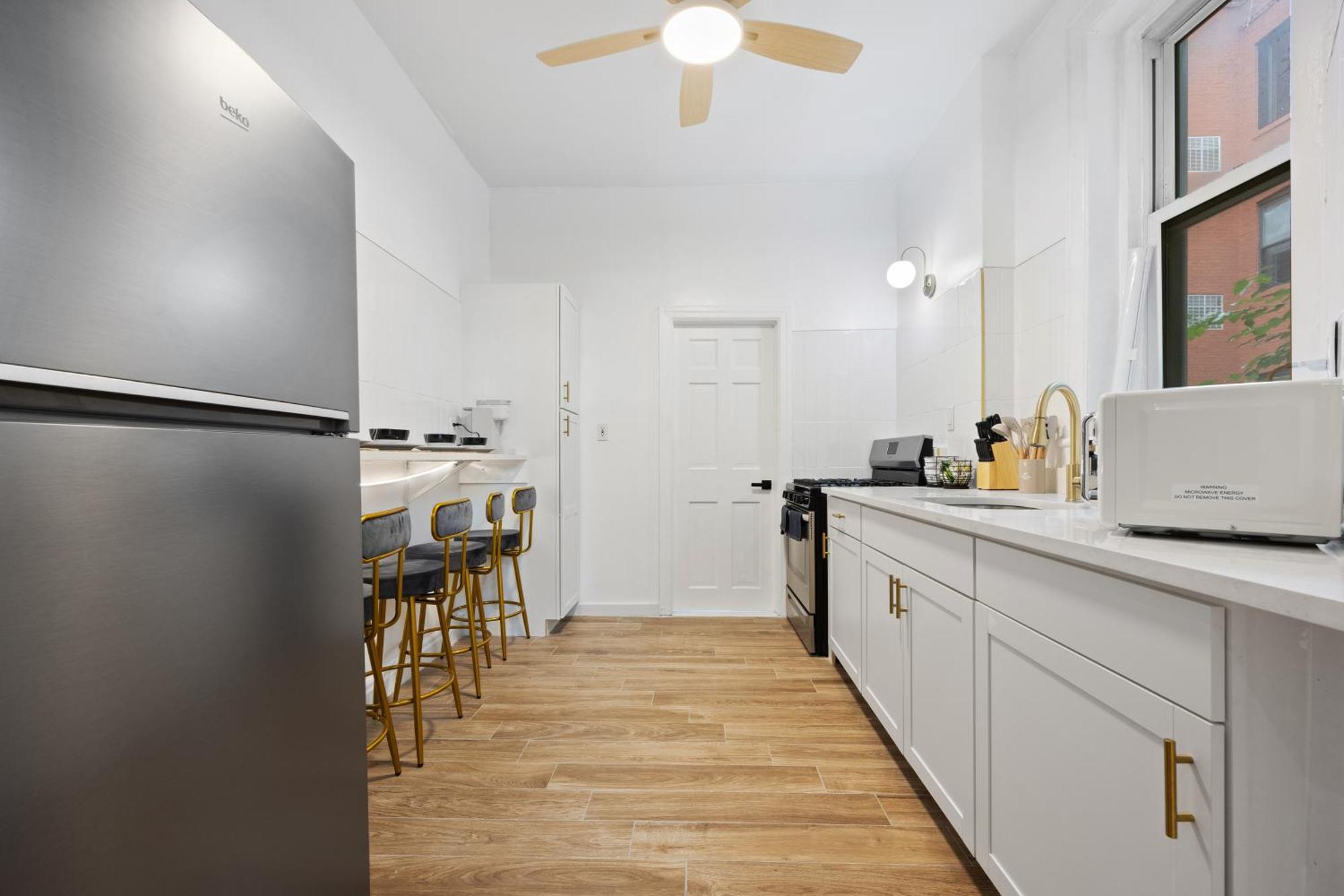 1 Min To Subway, King Bed Luxurious Airy Space Patio At 