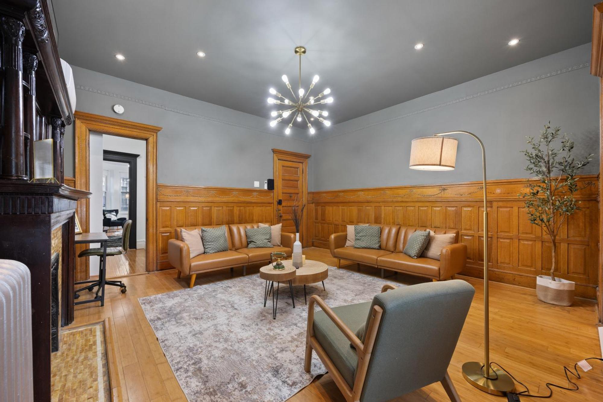 1 Min To Subway, King Bed Luxurious Airy Space Patio At 