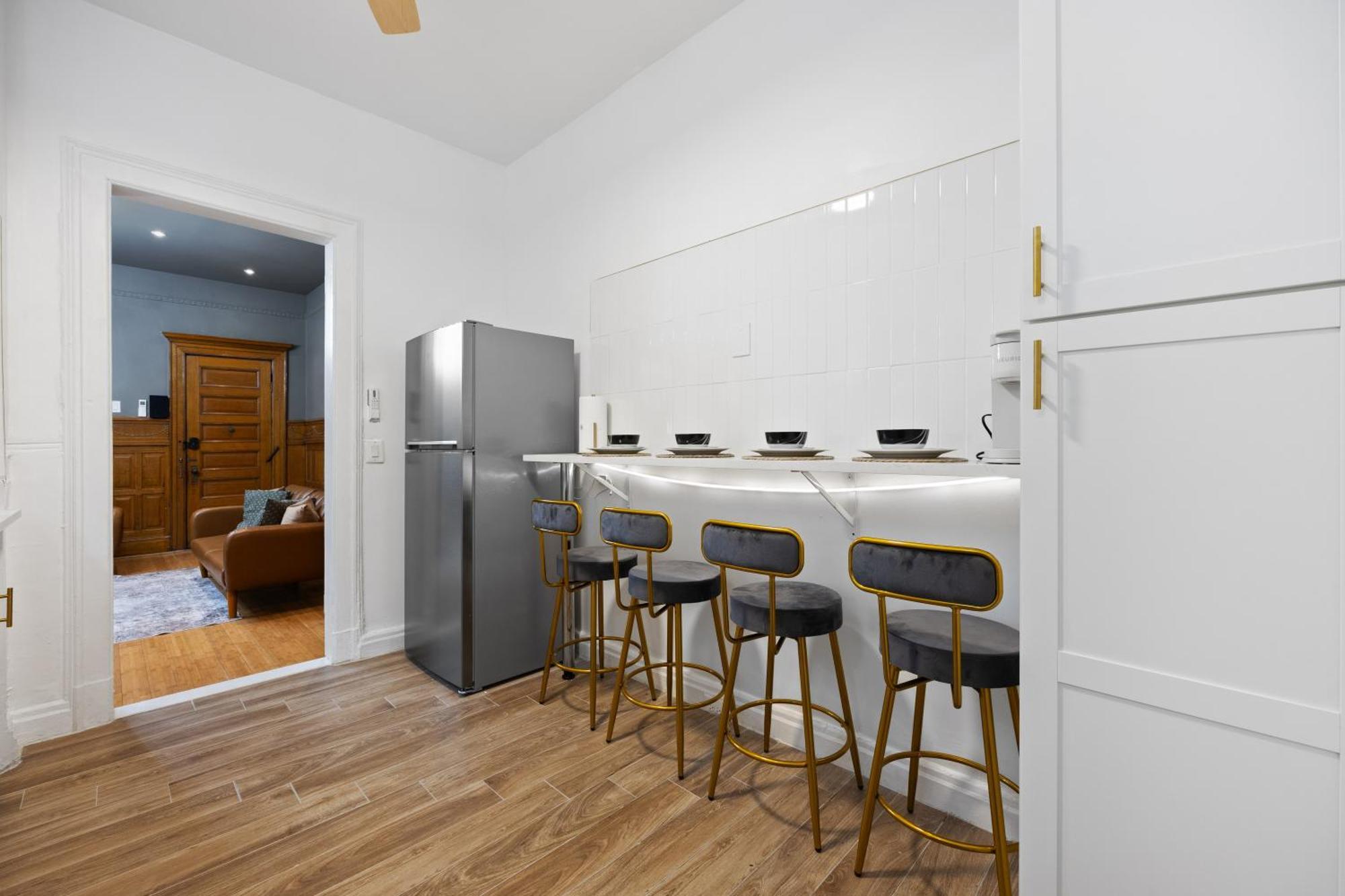 Apartment 1 Min To Subway, King Bed Luxurious Airy Space Patio At 