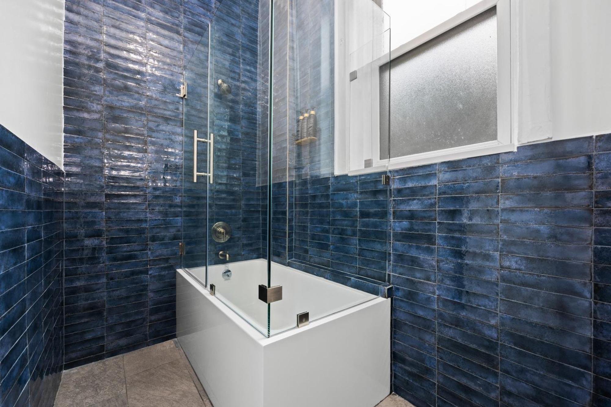 Apartment 1 Min To Subway, King Bed Luxurious Airy Space Patio At 