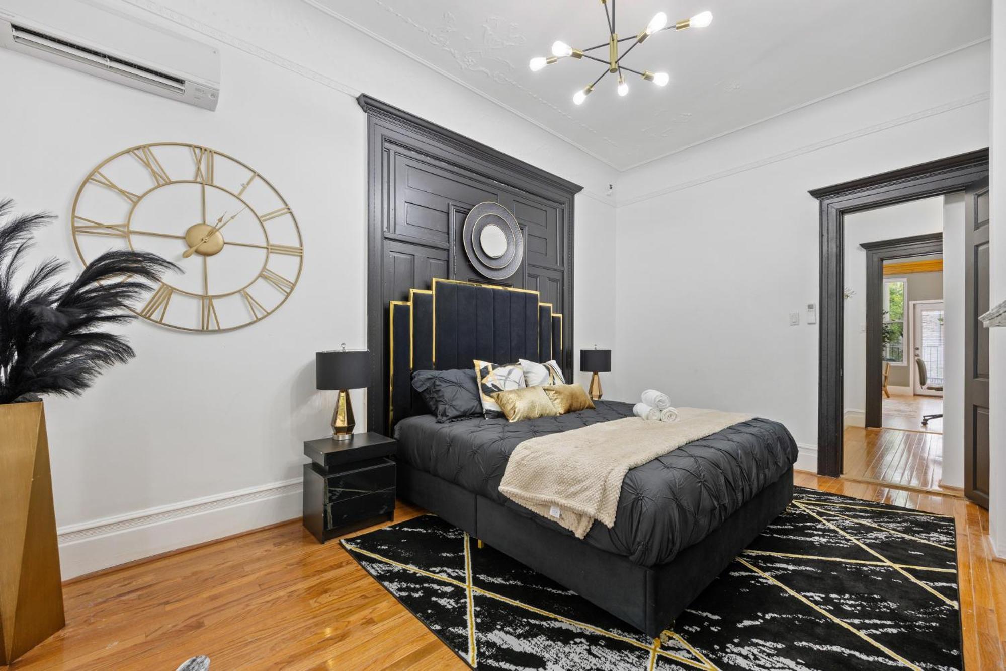 Apartment 1 Min To Subway, King Bed Luxurious Airy Space Patio At 