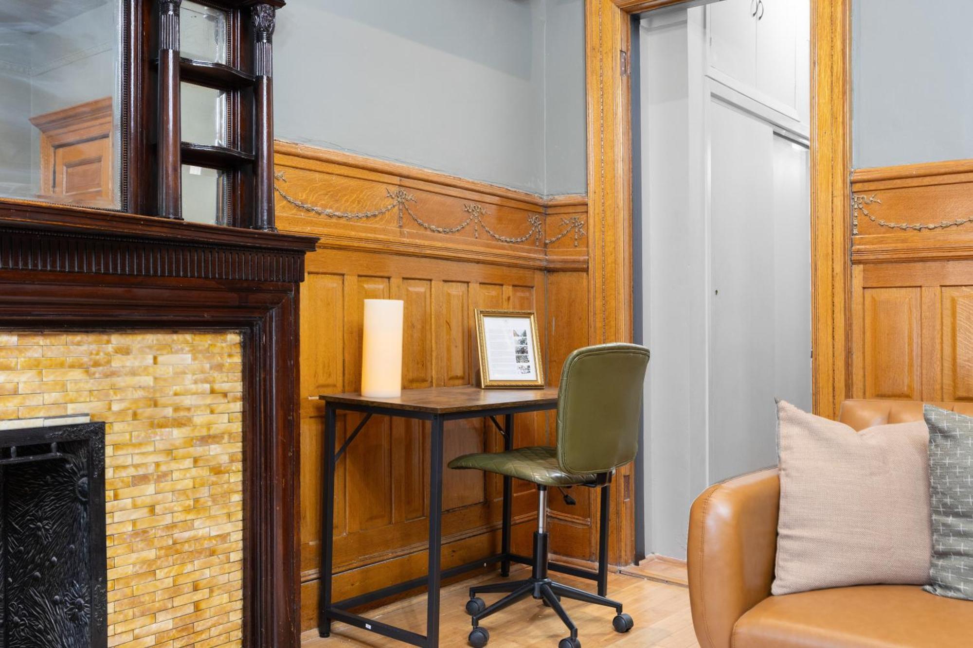 Apartment 1 Min To Subway, King Bed Luxurious Airy Space Patio At 